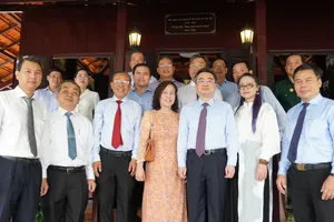 Standing Vice Secretary of the Ho Chi Minh City Party Committee Nguyen Thanh Nghi (3rd, R) and delegates take a photo with the family of the late Prime Minister Vo Van Kiet at his memorial house where he lived and worked during the years 1977–1982. (Photo: SGGP)
